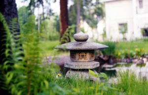 Каменнный японский фонарик